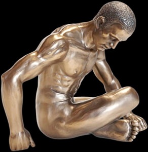 Stilfuld skulptur af atlet i meditation, bronze-look, interiørdekor